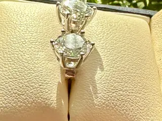 Nye sølvørestikker med 1 eller 2 karat moissanite.