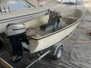 Styrepultbåd 25 hk med bådtrailer