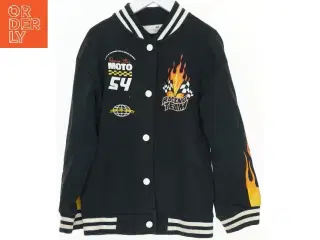 Jakke med flamme- og racermotiv fra H&M (str. 128)