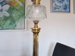 Olielampe med en højde på 90 cm.
