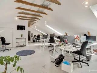 Rustikt New Yorker storrumskontor - lyst og charmerende