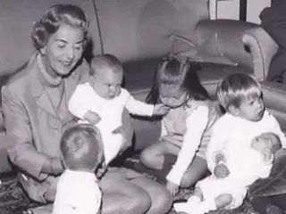 Dronning Ingrid med Børnebørn - Royale Pressefoto Elfelt 11x15 cm.