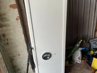 Våbenskab til 5 våben.