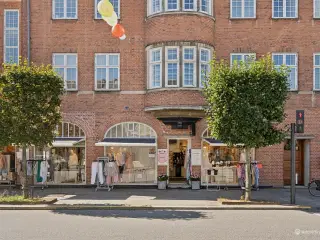 Optimal eksponering midt på Jægersborg Allé