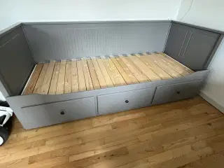 Hemnes seng med udtræk