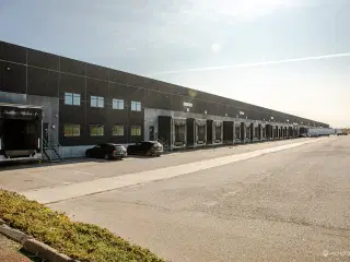 Ejendommen er beliggende i Køge med hurtig adgang til de største byer og transportårer i Danmark