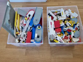 2 kasser blandede legoklodser