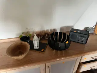 DAB radio samt div. pynteartikler (se billeder)