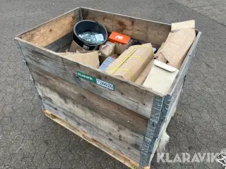 Blandet palle beslag og bolte.