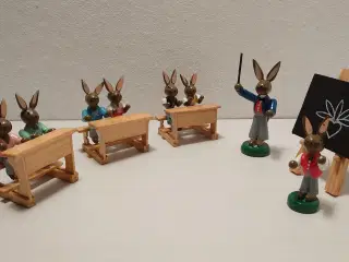 Erzgebirge: Påskehare skolestue i træ. Ca 1980