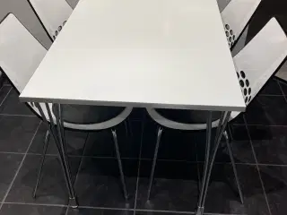 Flot hvid køkkenbord med 4 stole