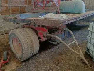 - - - Halmvogn/lastbilanhænger  4-hjulet  8 m