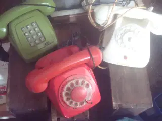 Gamle TELEFONER. rød, grøn, beige 