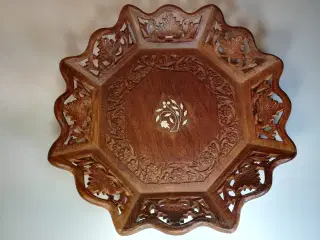 Dekorativt fad i teak (formentlig), diameter 30 cm