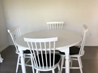 Rundt spisebord inkl. 2 tillægsplader og  4 stole