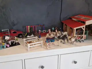 Schleich stald, heste og udstyr