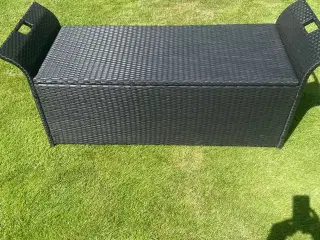 Hyndeboks sort rattan