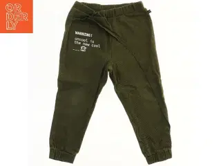 Olivenfarvede børnebukser med tekstprint fra Paul Frank (str. 128)