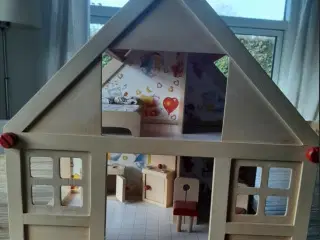 Dukke hus i træ med træ møbler.