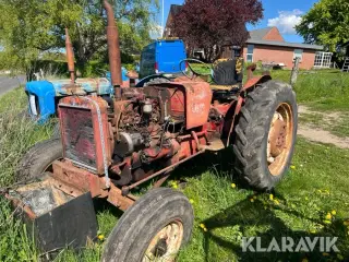 Veterantraktor IH B414 Diesel uden motorhjelm og liftarme