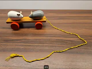 Antik trækvogn med bevægelige mus fra 1940'erne