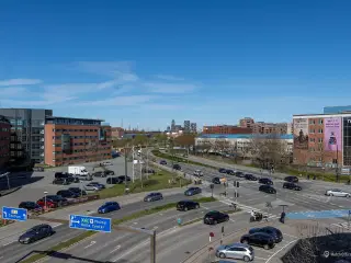 Flot udsigt - se Sydhavn Station tæt på. Tagterrasse. Parkering. Gavlreklame...