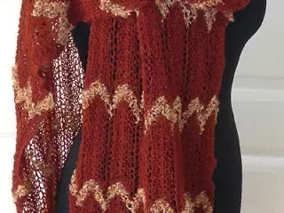 Nyt håndstrikket tørklæde