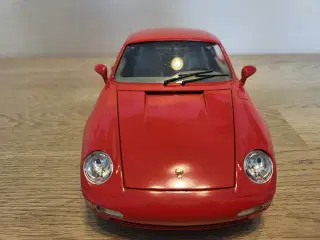 Modelbil: Porsche 911 Carrera 1993.  Skala 1/18.