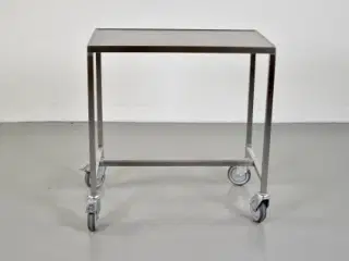 Rullebord i stål med en hylde