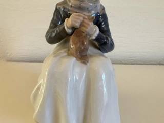 Royal Copenhagen figur, Amagerpige der strikker 
