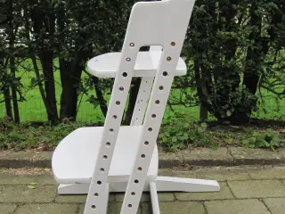 Baby Dan højstol i hvid . nypris 2300 kr.