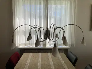 dekoration i børstet stål fra lampe