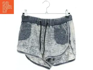 Grå shorts med lommer fra emoi (str. 152)