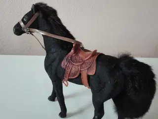 Hest med saddel