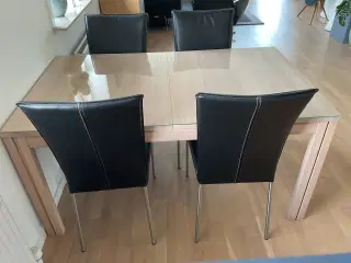 Spisebord med 4 stole