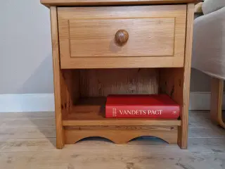 Sengeborde i massivt træ