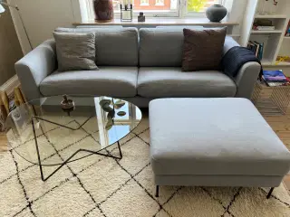 Grå Sofa med Puf