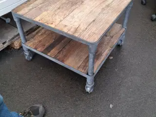 Recycling wood bord på hjul. 