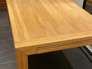Spisebord i massiv eg med to tillægsplader 2x1 met