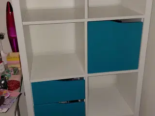 Kallax-reol med låge og skuffer