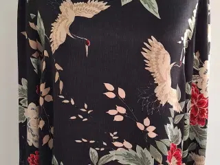 Smuk bluse med traner og blomster