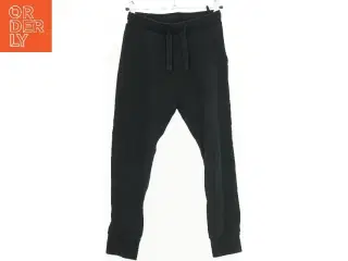 Sort joggebukser fra H&M (str. 140)