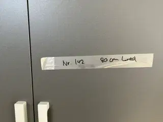 1 stk. samlet højskab uden sokkel med 2 hylder og 1 bøjlestang