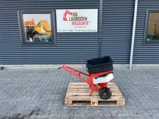 - - - Rauch k51 manuel gødning spreder