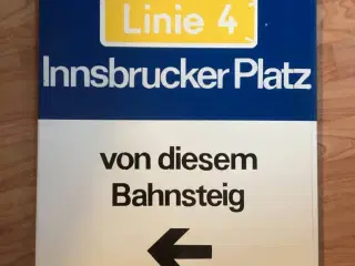 Info skilt i træ fra U-Bahn i Berlin
