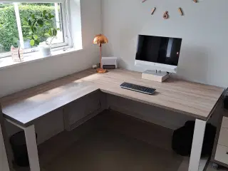 Skrivebord med skuffeskab