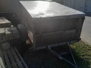 Trailer med metalbund og ny presenning