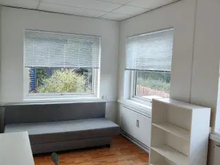 Møbleret kontor/håndværkerværelse udlejes