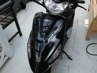 pgo black macig 30 scooter 