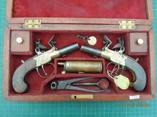 Flintelåspistoler Sharpe-London i komplet kasse.